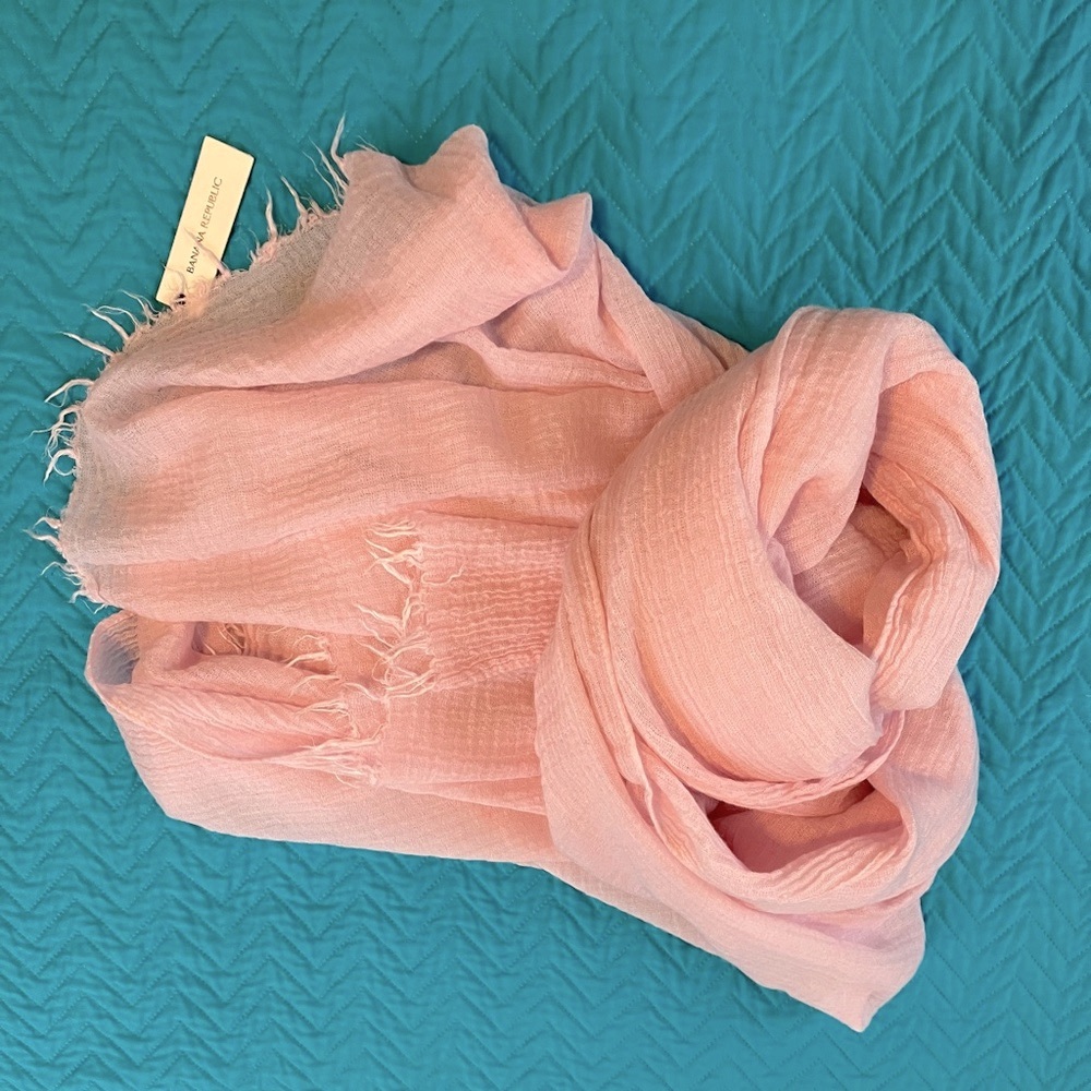 BANANA REPUBLIC Elegant Pink Women's Scarf, made in Italy